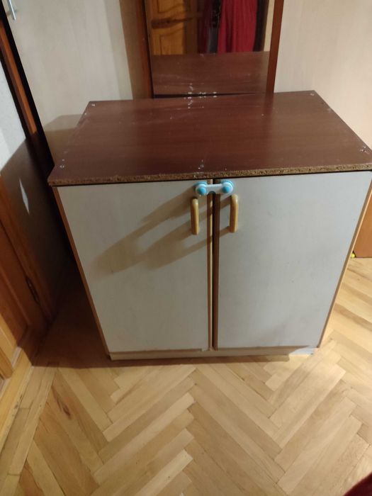 Кухонный шкаф напольный.
