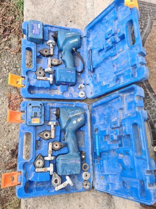 Vand două mașini cu acumulator de bercuit.