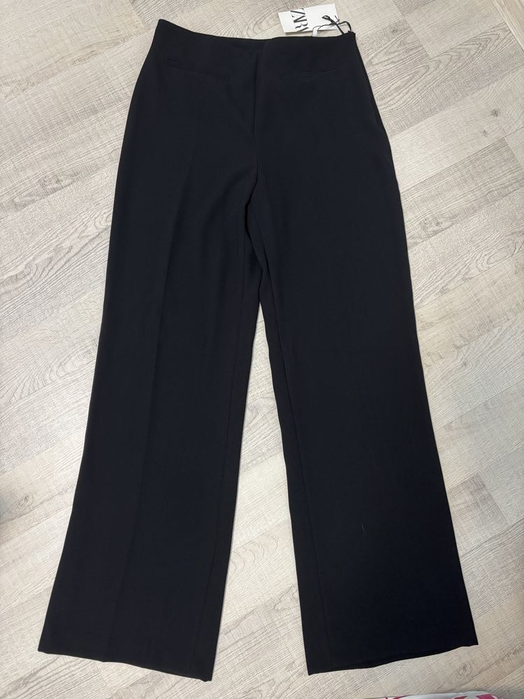 Костюм Zara с черен блейзър и черен панталон
