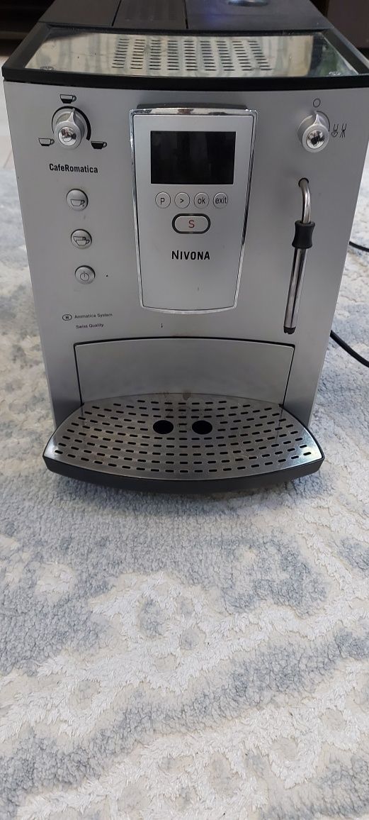 Expresor Nivona cu boabe și cafea măcinată