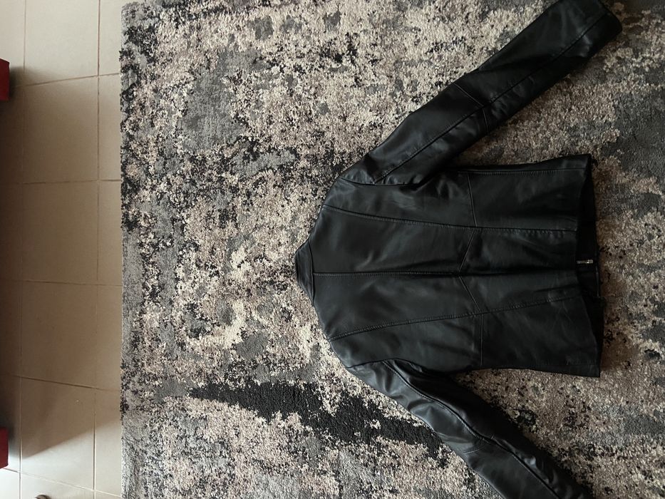 Vând geaca de piele dama noua