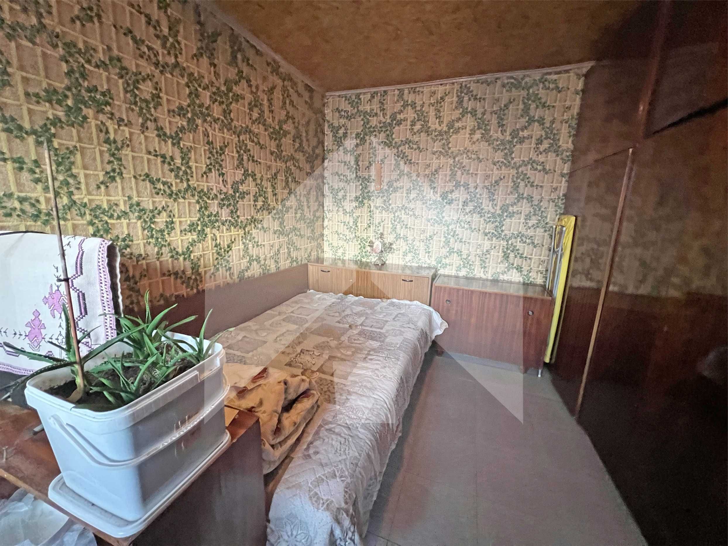 Продава едноетажна, самостоятелна къща в Нови пазар. Площ 147 кв. м.!