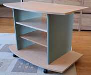 Vând comoda TV + Hi-Fi 100cm L/ 60cm A/70cm H, cu 2 rafturi, pe role