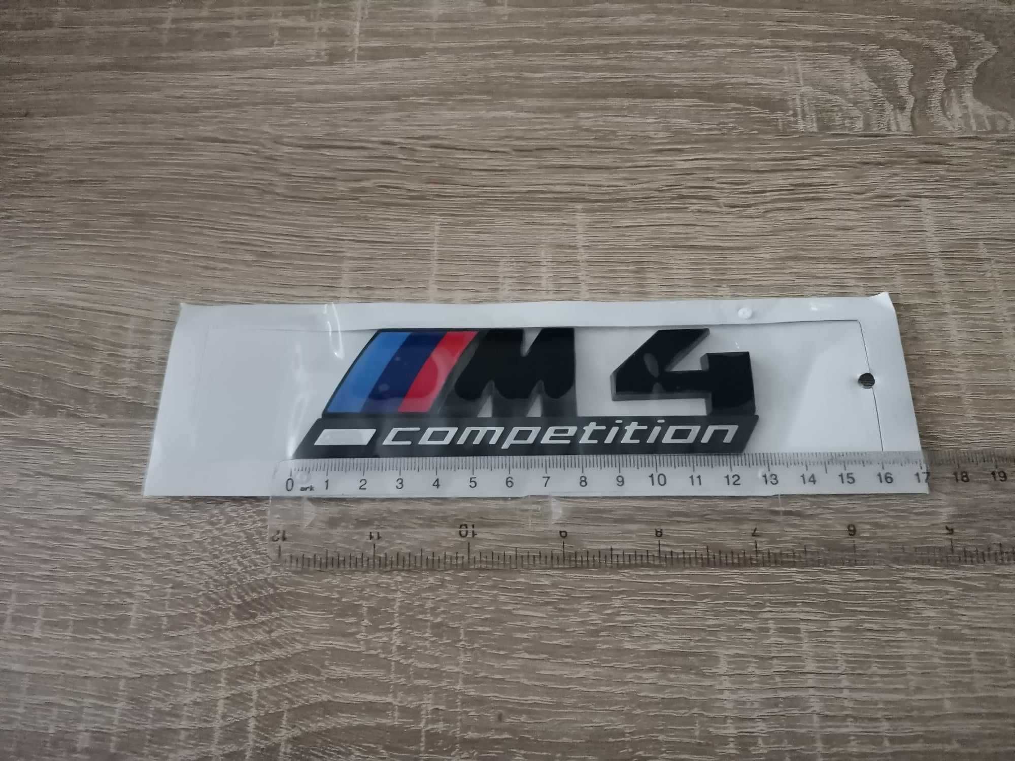 черна емблема BMW M4 Competition