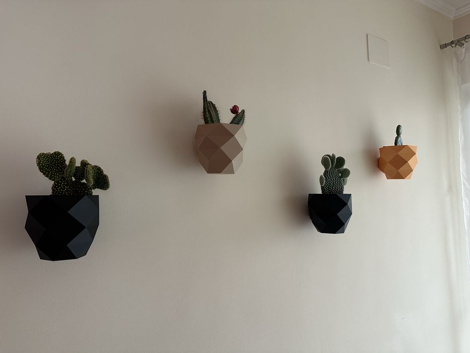 Ghiveci de perete cu masca