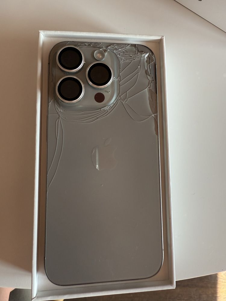 iPhone 15 pro 128GB - пукнат гръб и дисплей