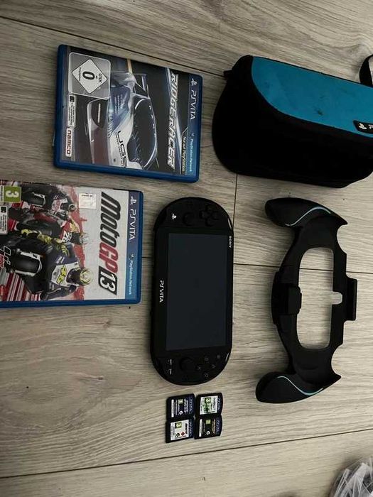 PlayStation Vita (modată) + grip + husă + 4 jocuri fizice