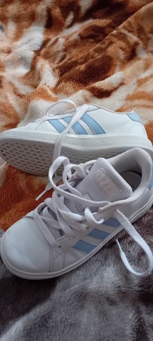 Adidas nr. 30 putin purtati