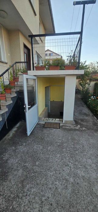 Продава триетажна къща-близнак в с. Равда