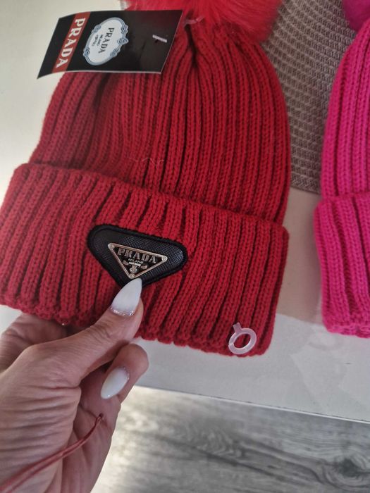 Намалениа шапка Prada