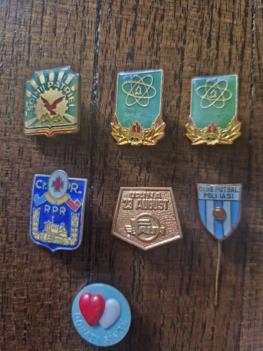 7 insigne din comunism
