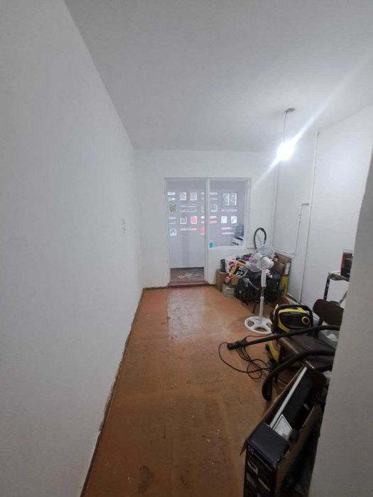 2 хона 60 кв.м. уй сотилади. Кора-камиш 2/4, 9 каватли уйни 2-кавати.