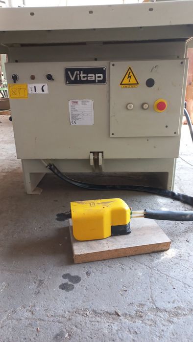 многошпинделна пробивна машина с 21 шпиндела +3 шпиндела за панти VITA