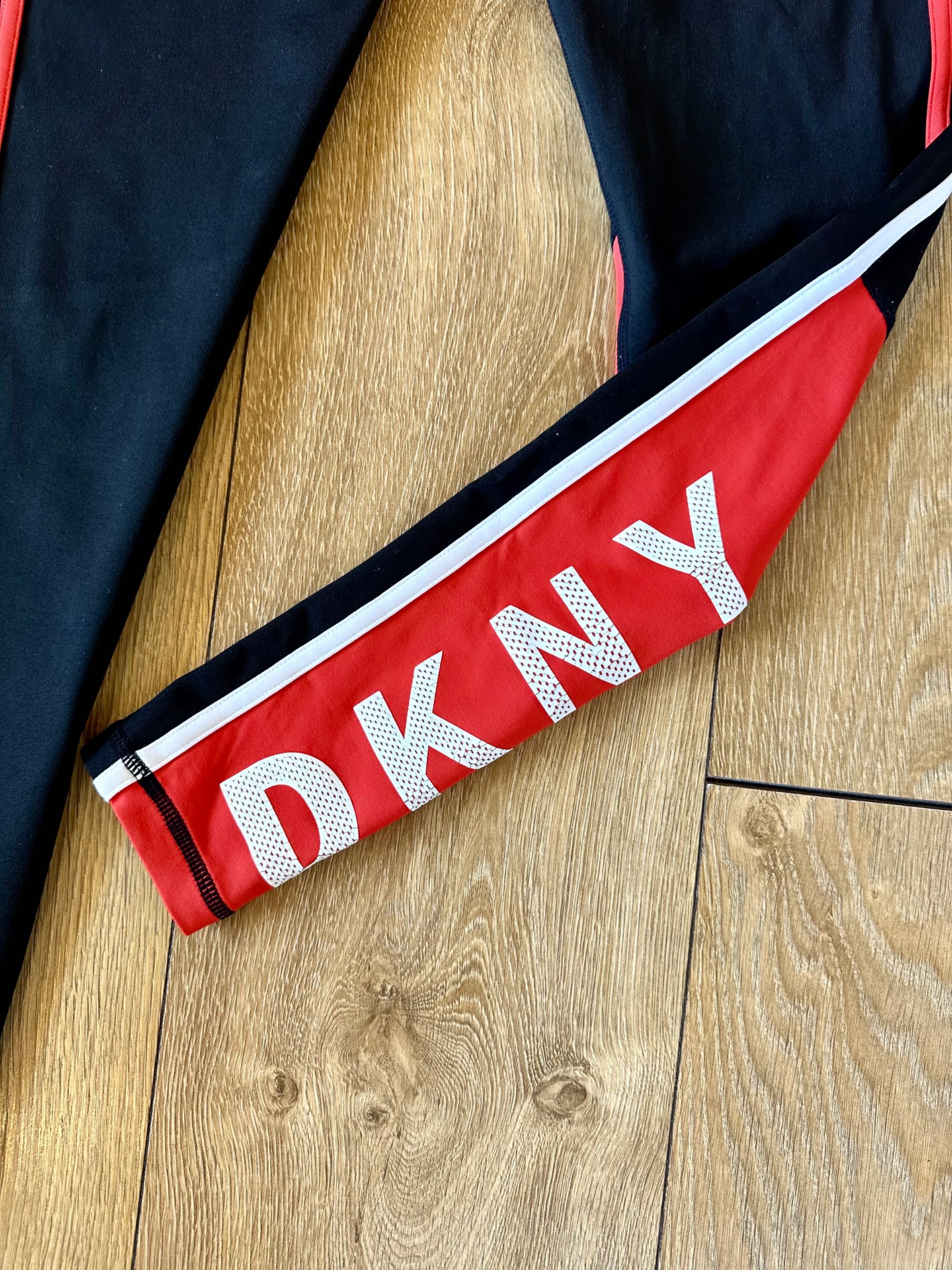 DKNY.Страхотен клин стегната материя,висока талия DKNY