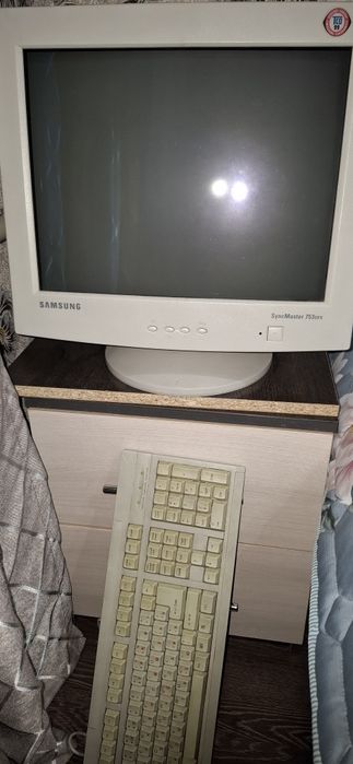 Продаётся монитор и клавиатура