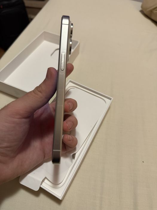 Iphone 15 pro max White Titanium.