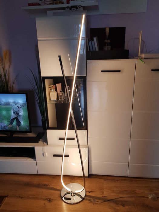 Lampă LED în stare foarte bună, înălțime 140 cm