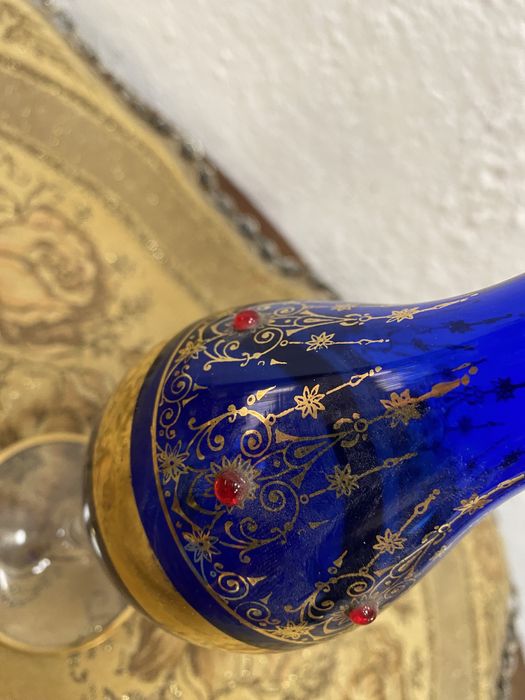 Италианска ваза изрисувана със златни бои