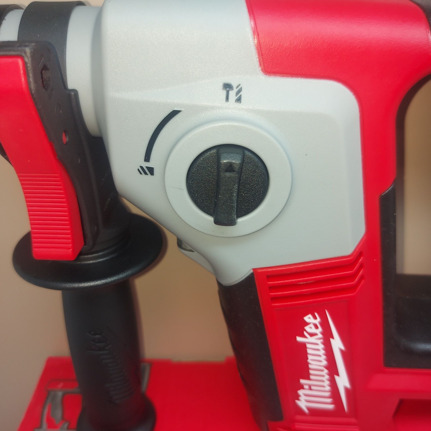 Акумулаторен перфоратор Milwaukee M18 BH-0