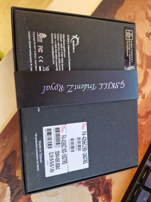 Memorie RAM Trident Z Royal
DDR4-4266 CL19-19-19-39 1.40V
16GB (2x8GB)