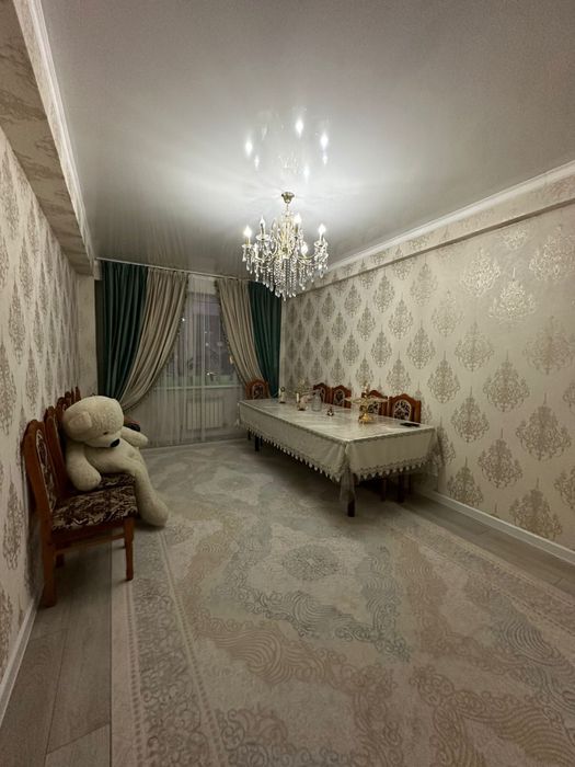 Продается стол со стулями гостевой