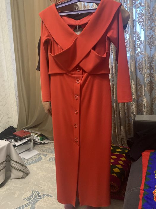 Платья  2 шт белый,и красный