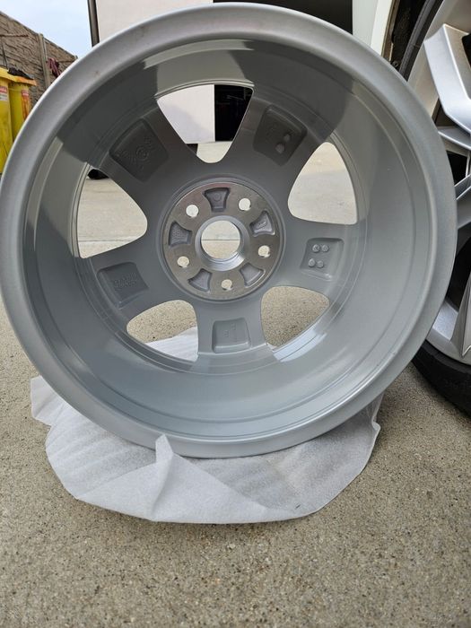 Vând jantă skoda octavia