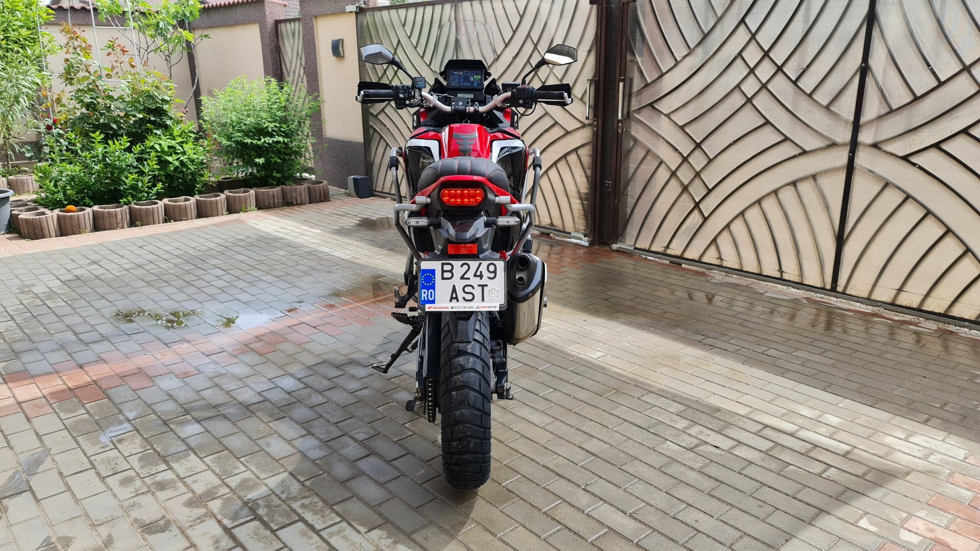 Honda Africa Twin CRF 1100 (Topcase + set anvelope de offroad inclus)