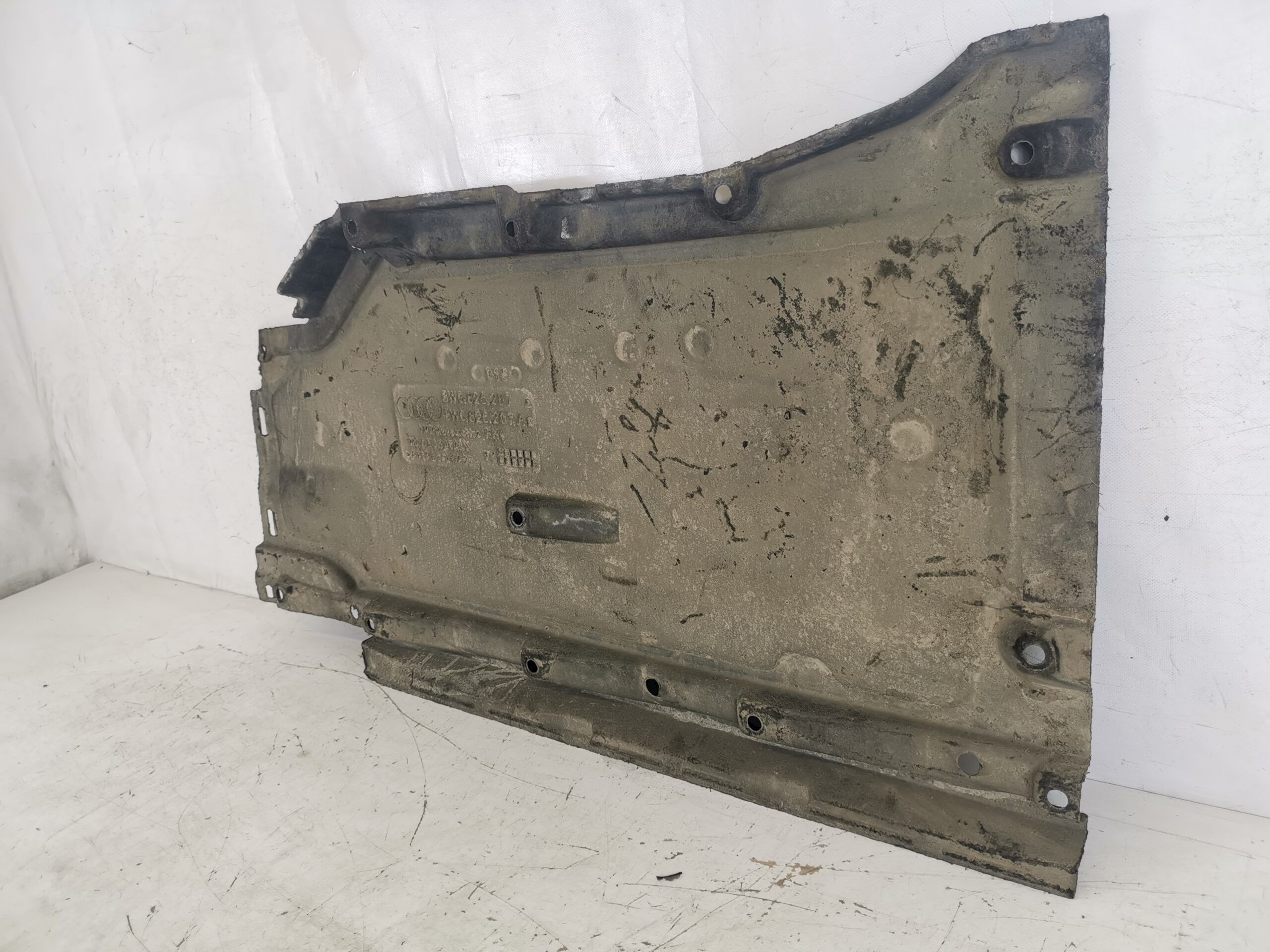 Ляв подов протектор Ауди А4 Б9 / Audi A4 B9 Оригинален, в добро състоя