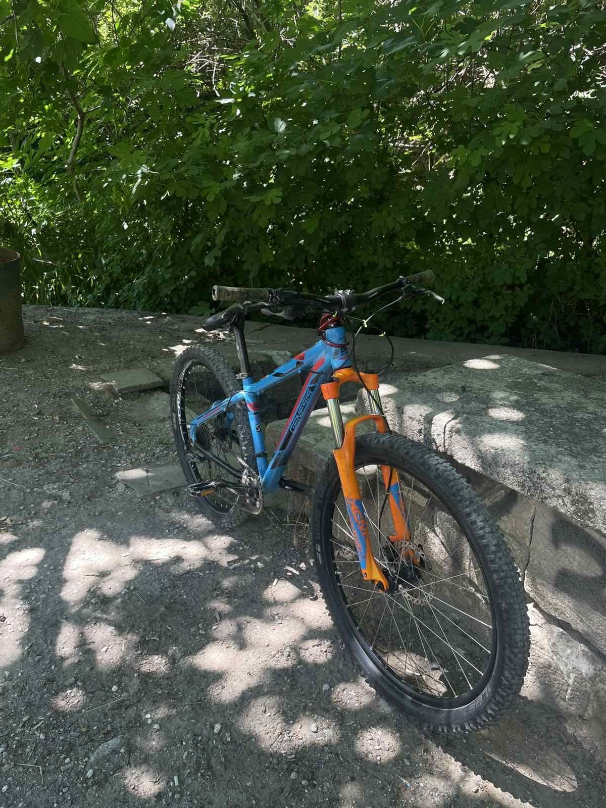 Продавам колело GENESIS 650