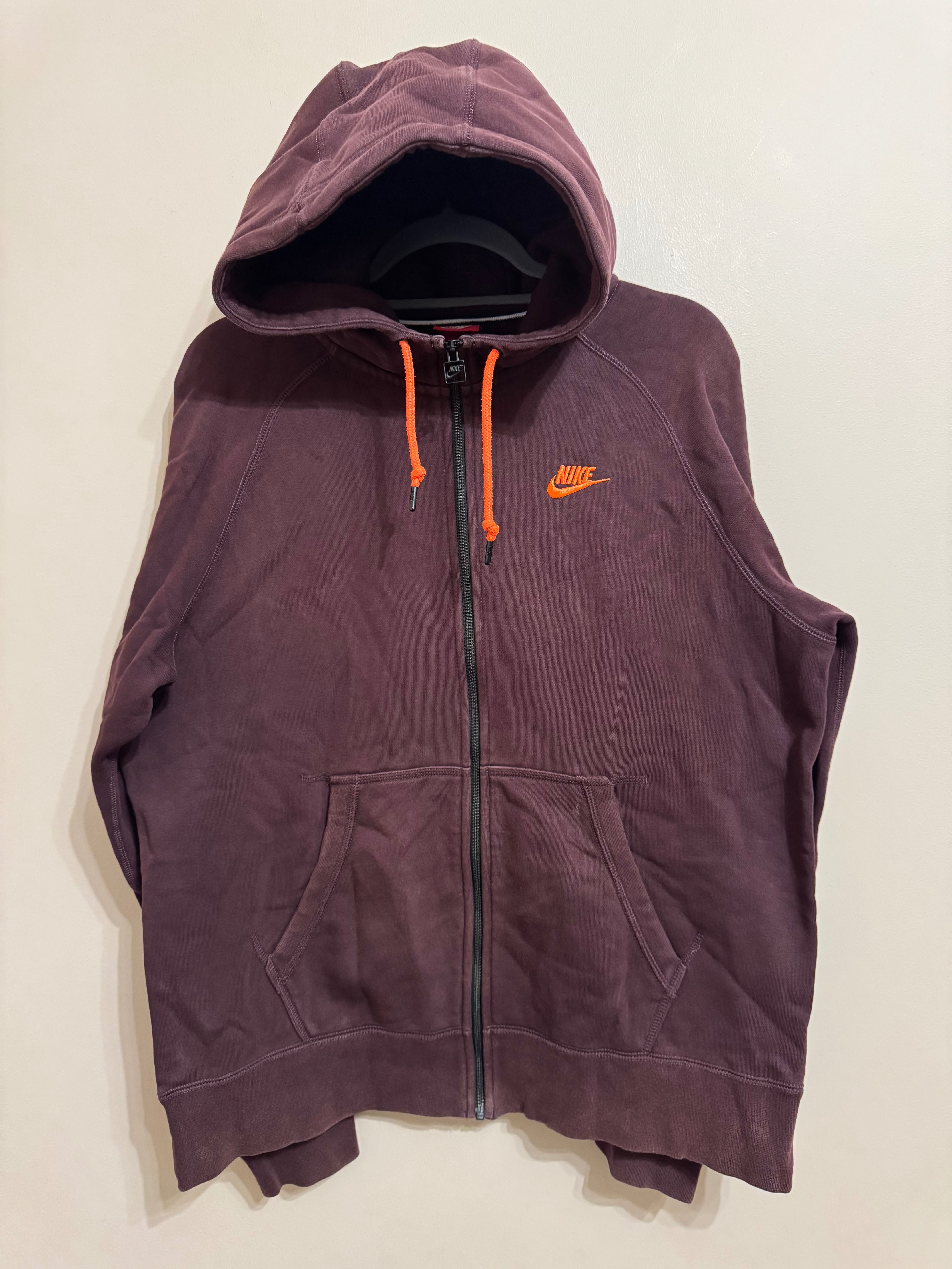2 броя Nike Sweatshirt.