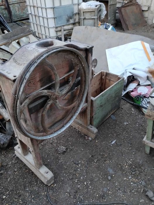 Vând desfăcător porumb antic!