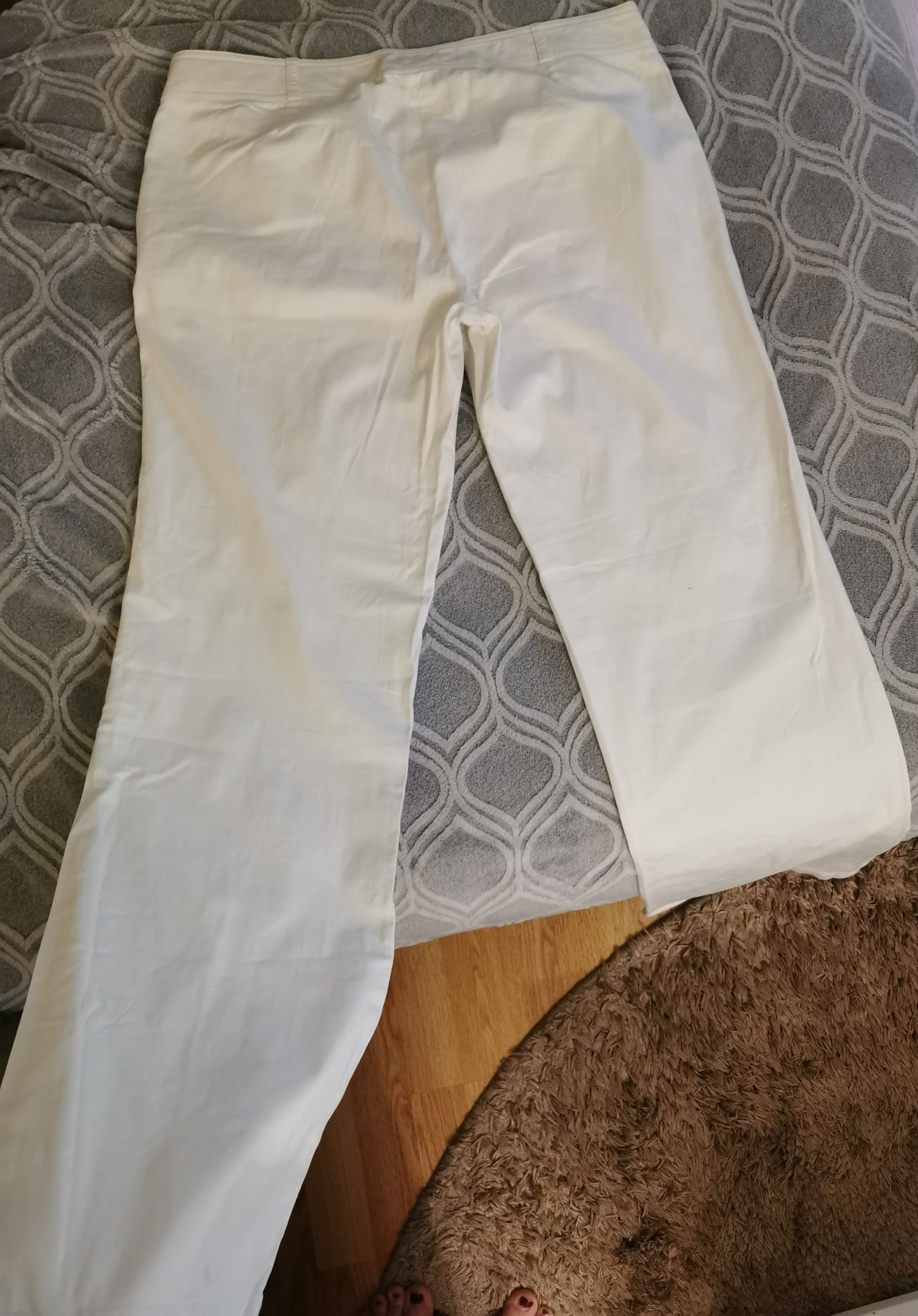 Pantaloni albi de damă.