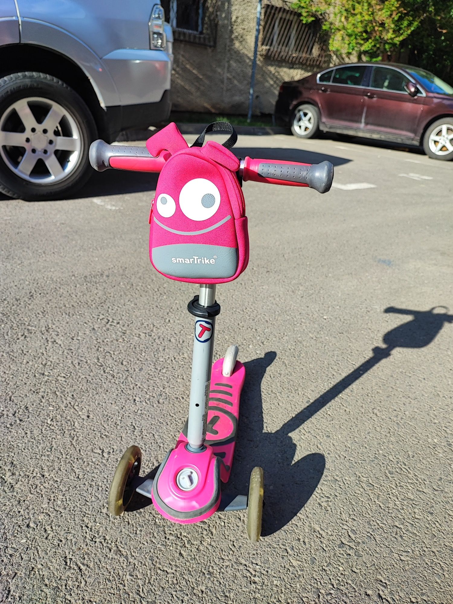 Trotineta cu scaun SmarTrike T1 roz cu luminite si gentuta