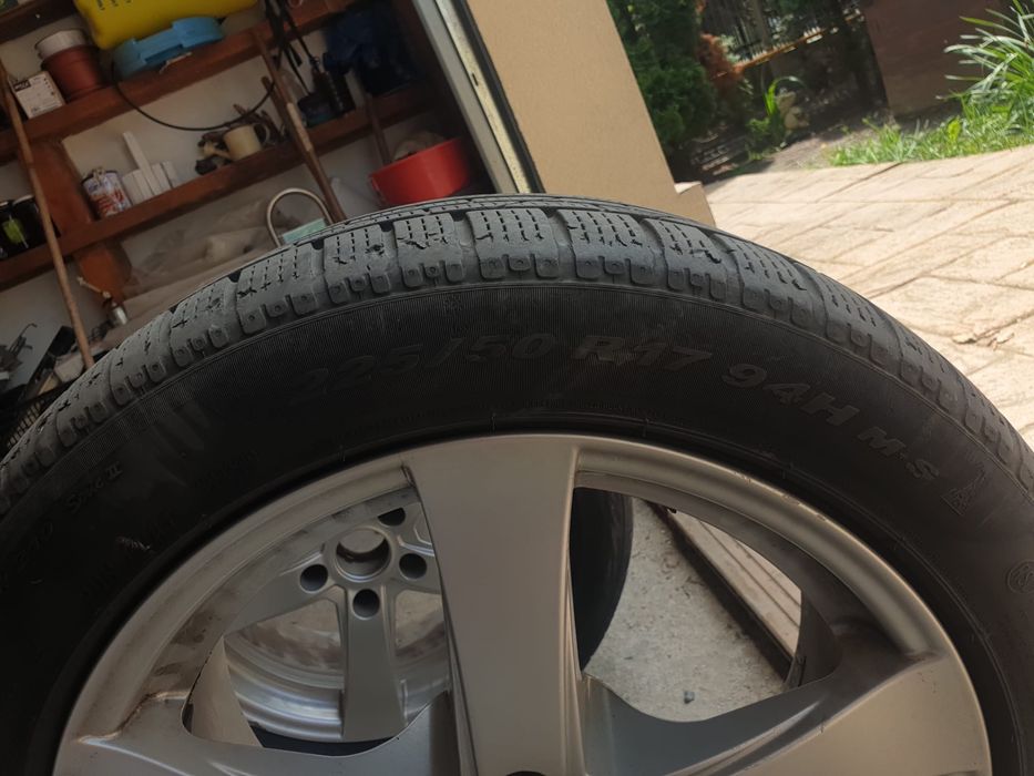 Vand 4 cauciucuri cu genti