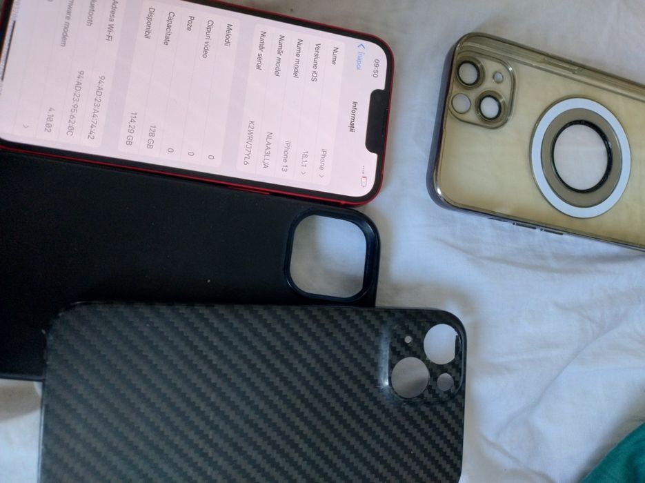 iPhone 13 - roșu, 3 huse, 88 la sută viața, stare excelenta