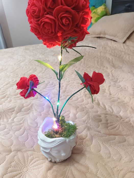 Pomulet din trandafir de spuma cu luminii