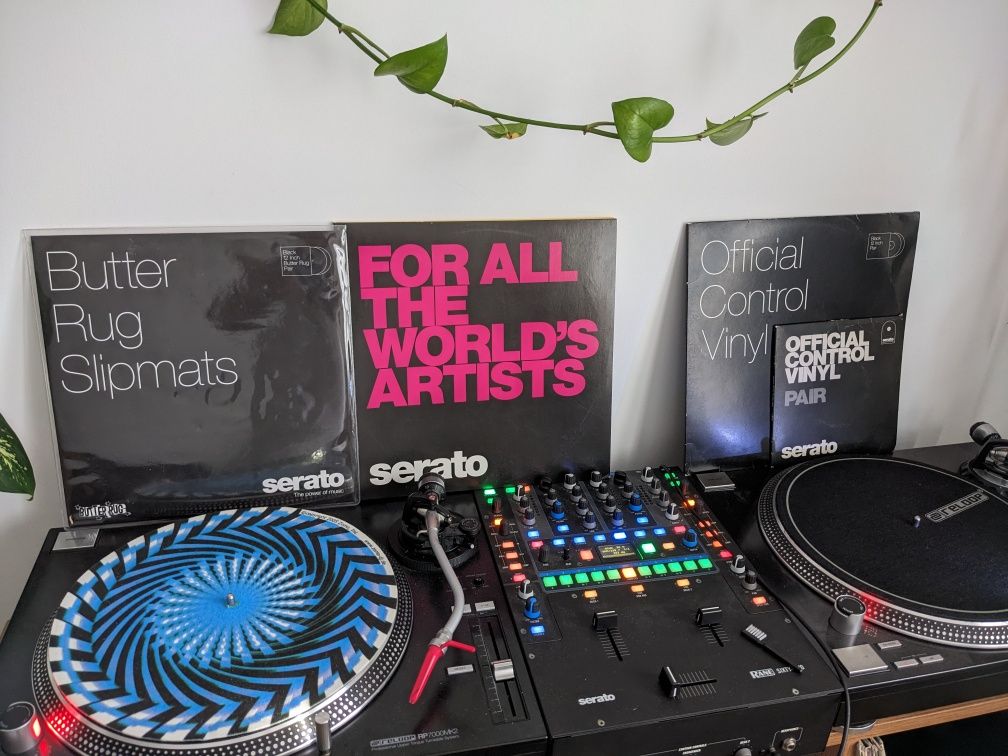 Dvs Dj Setup (2x pickup Reloop RP 7000, mixer Rane 62, laptop Macbook