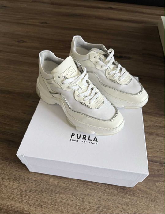 Нови сникърси Furla
