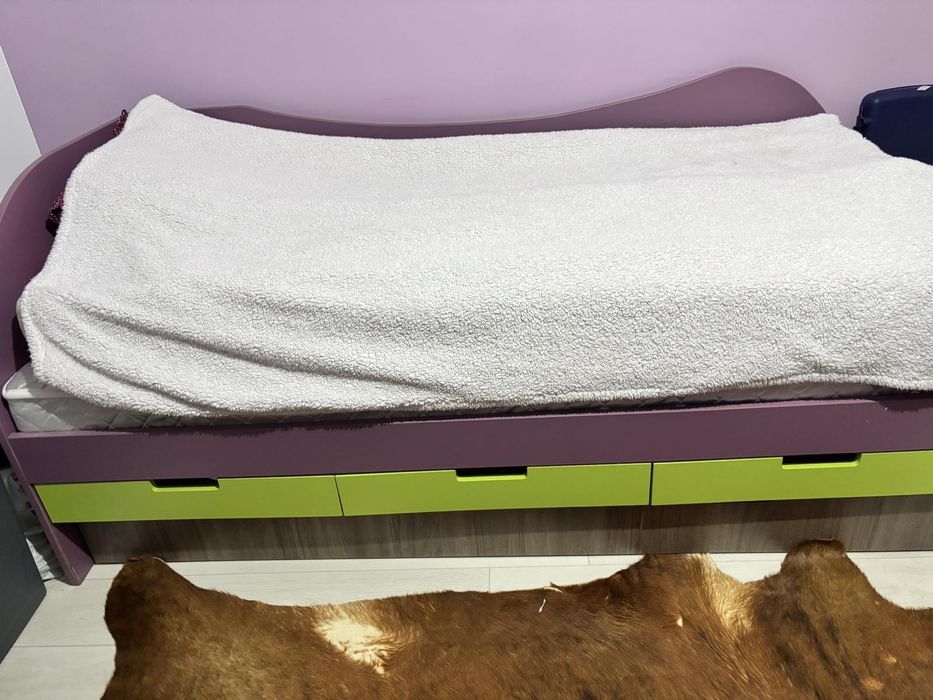 Продавам легло и гардероб
