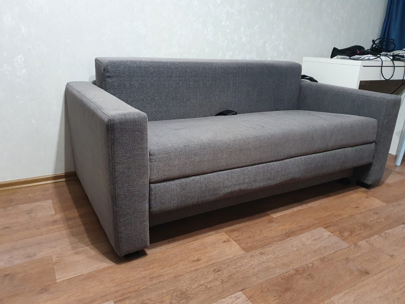 Удобный диван IKEA для гостиной/спальни.
