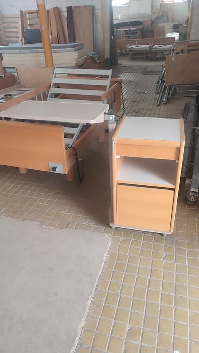 Noptieră medicală cu măsuță