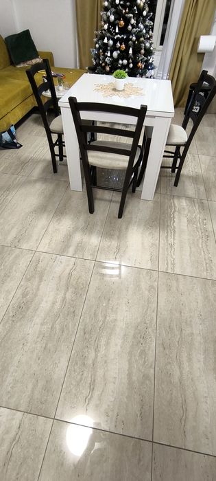 Vând masa+scaune