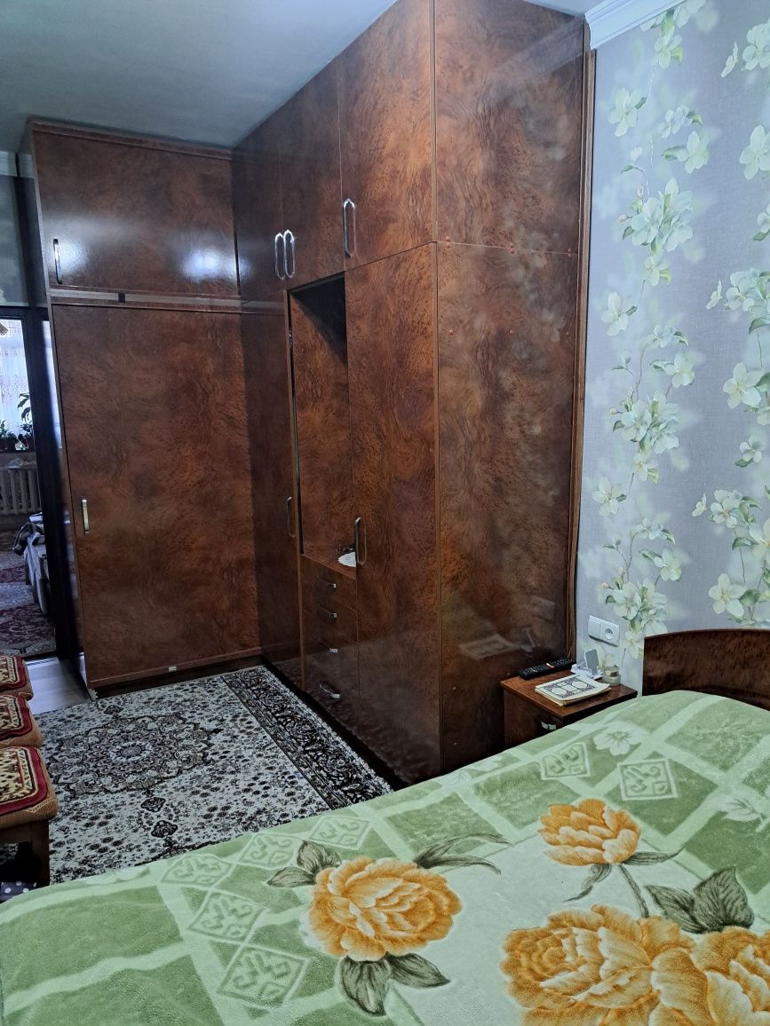 Продам 2-х комнатную квартиру комнаты смежные.