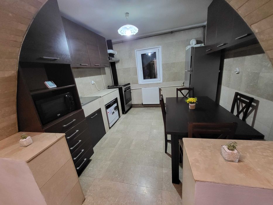 Inchiriez apartament 3 camere decomandat, renovat, zona Girocului