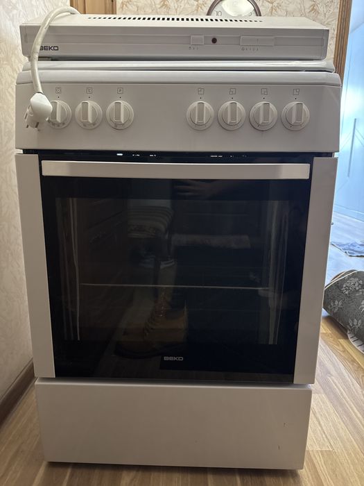 Электро плита с духовкой и вытяжка