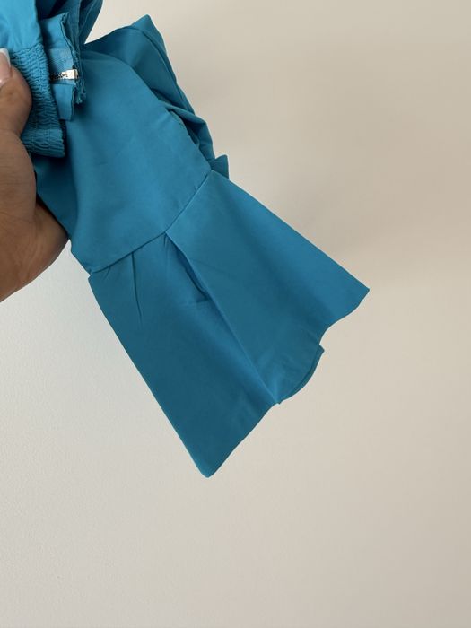 Стилна дамска ризс с V образно деколте .