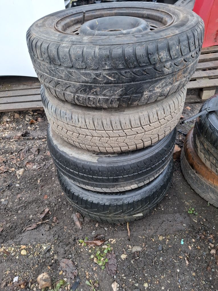 Vand 4 jante R 15 ford focus 2 au și anvelope 195 65 15 dar slabe