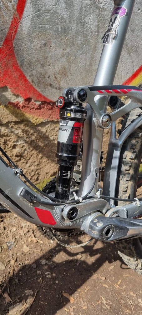 Vând bicicleta full suspension Giant (cu acte )
