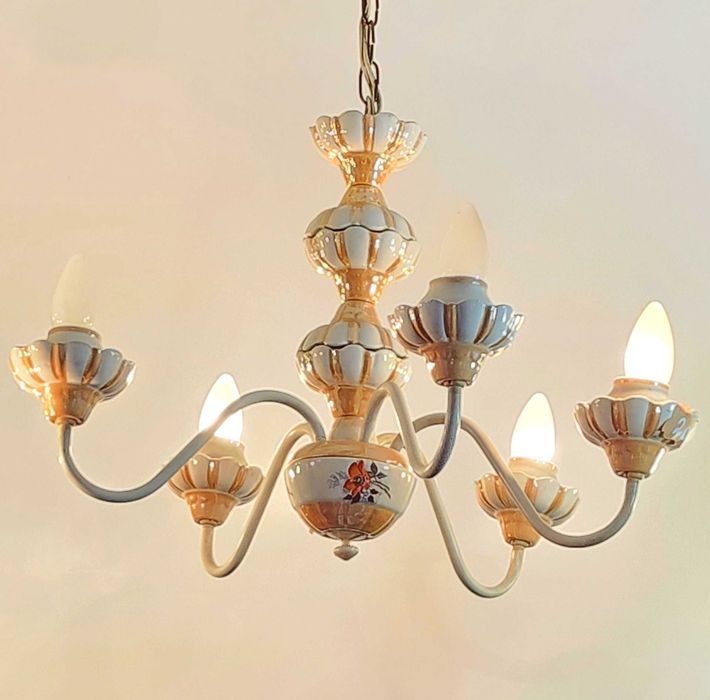 Порцеланов полилей с 5 рамена и флорална декорация